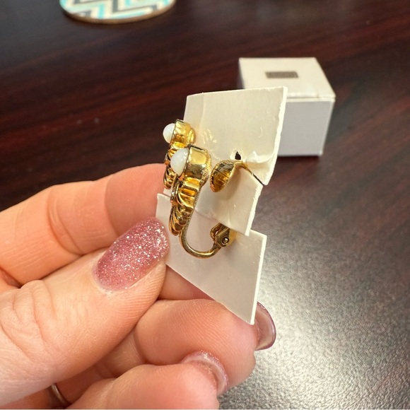 Vintage Avon “delicate mother of pearl” Goldtone and Pearl Clip-On Earrings NIB - Picture 5 of 5